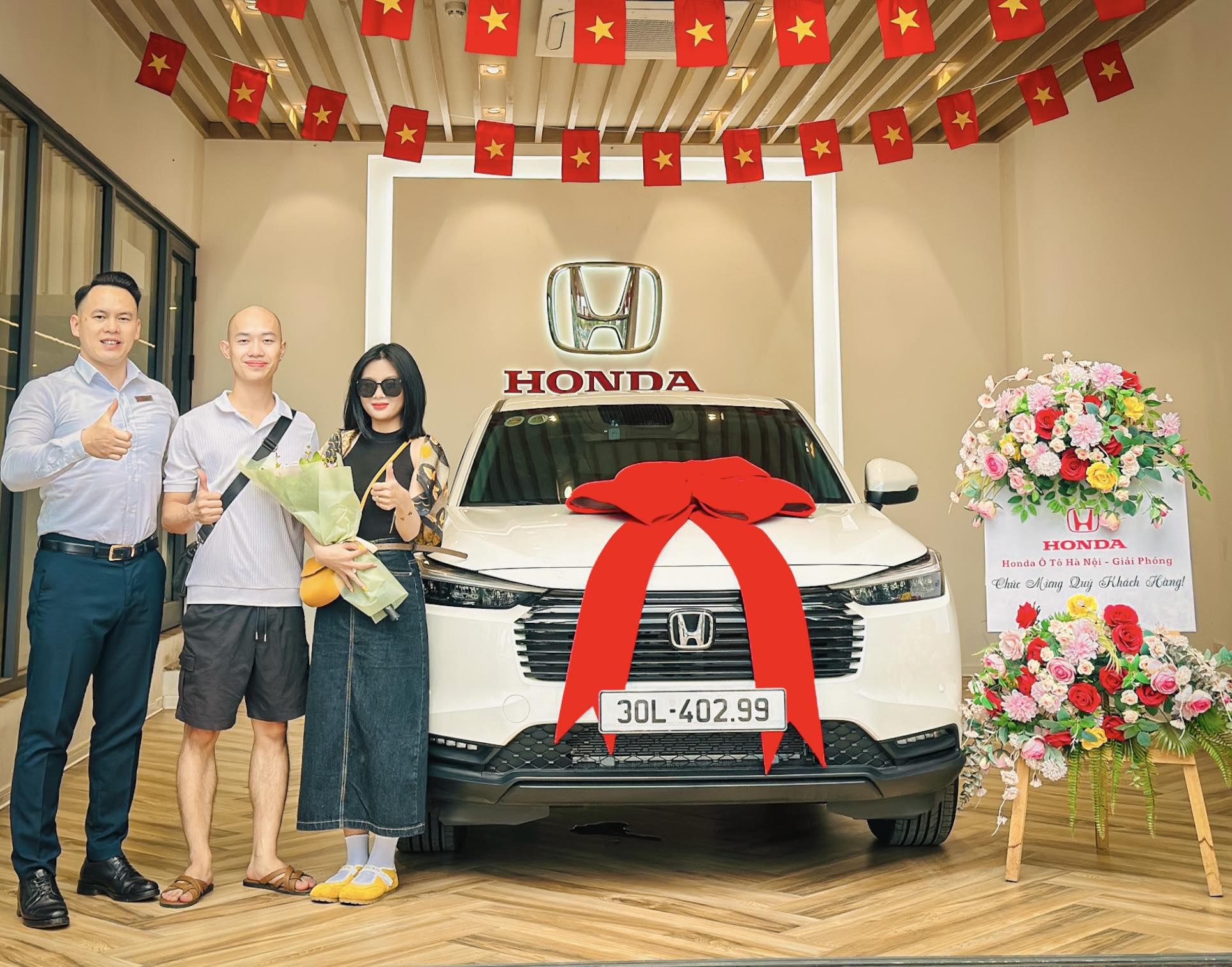 Bàn giao Honda HRV bản G màu trắng