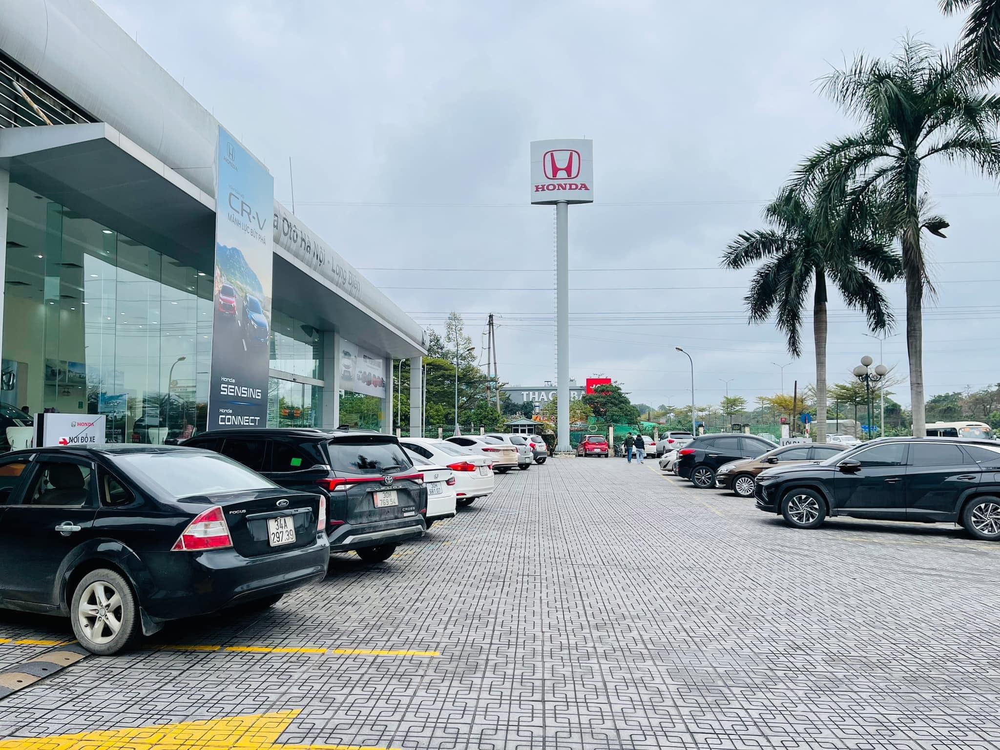 Showroom Honda Ô Tô Long Biên