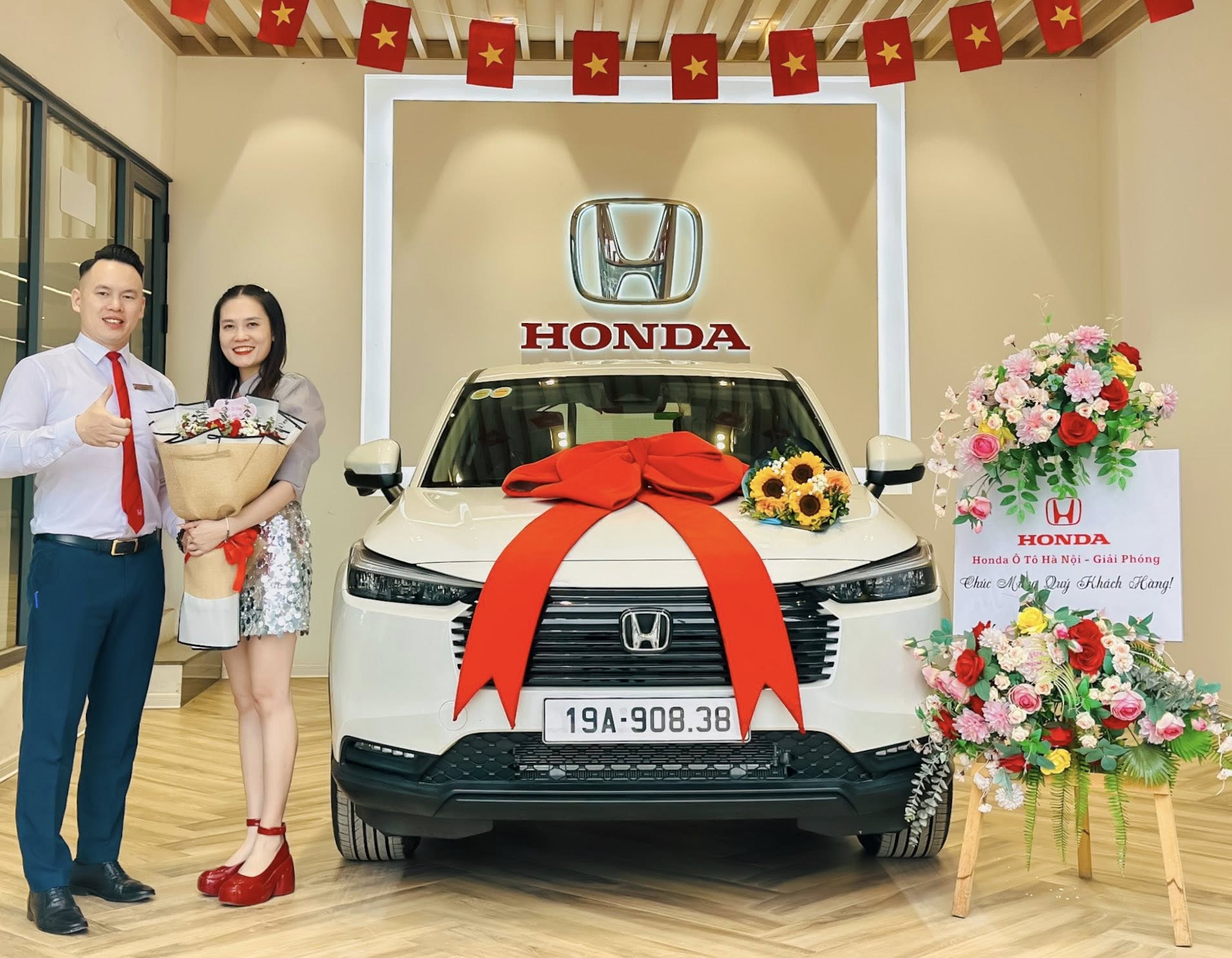 Bàn giao Honda HR-V RS Trắng